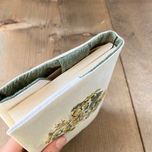 ミモザと蝶々】手刺繍のブックカバー 布 文庫本サイズ《受注制作