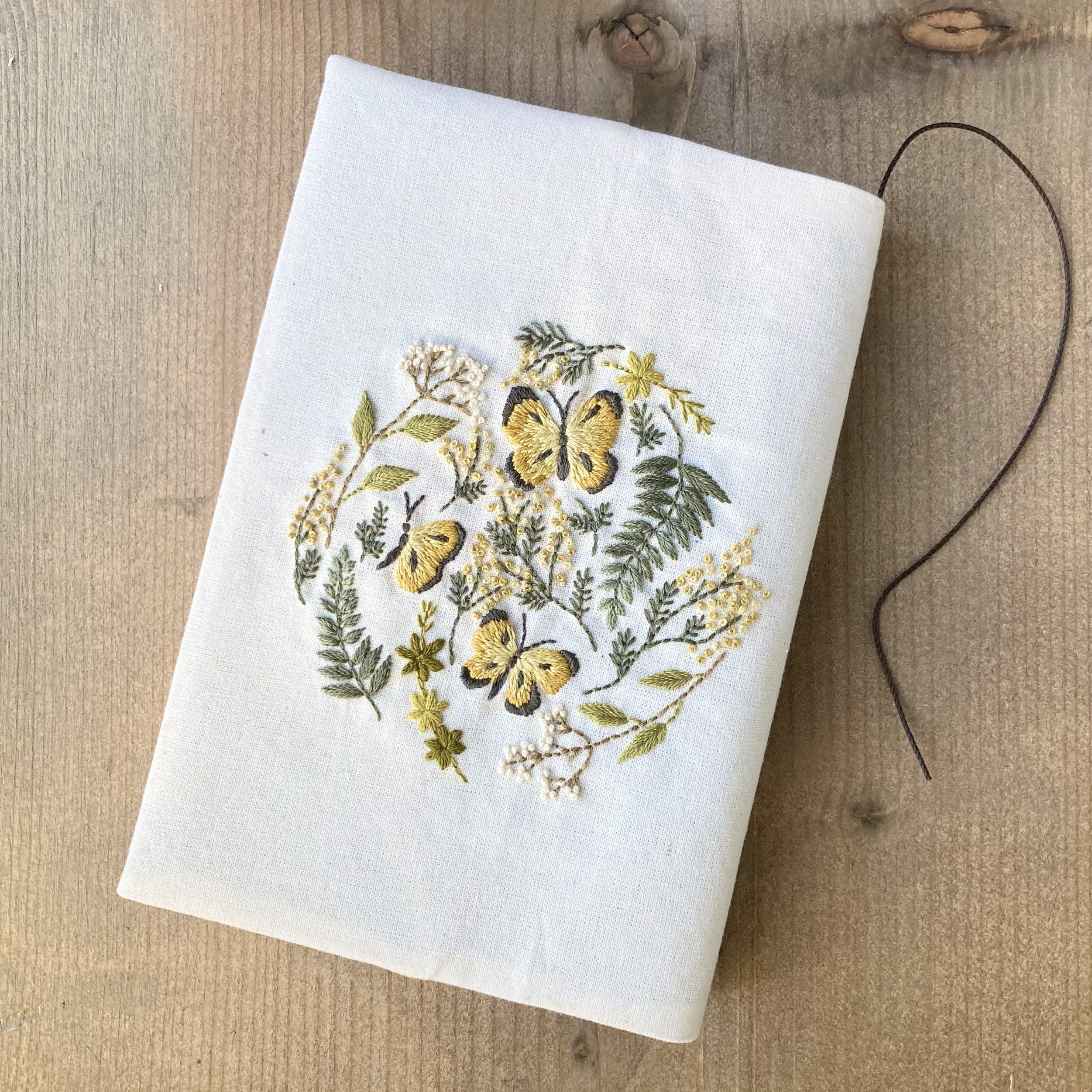 ミモザと蝶々】手刺繍のブックカバー 布 文庫本サイズ《受注制作