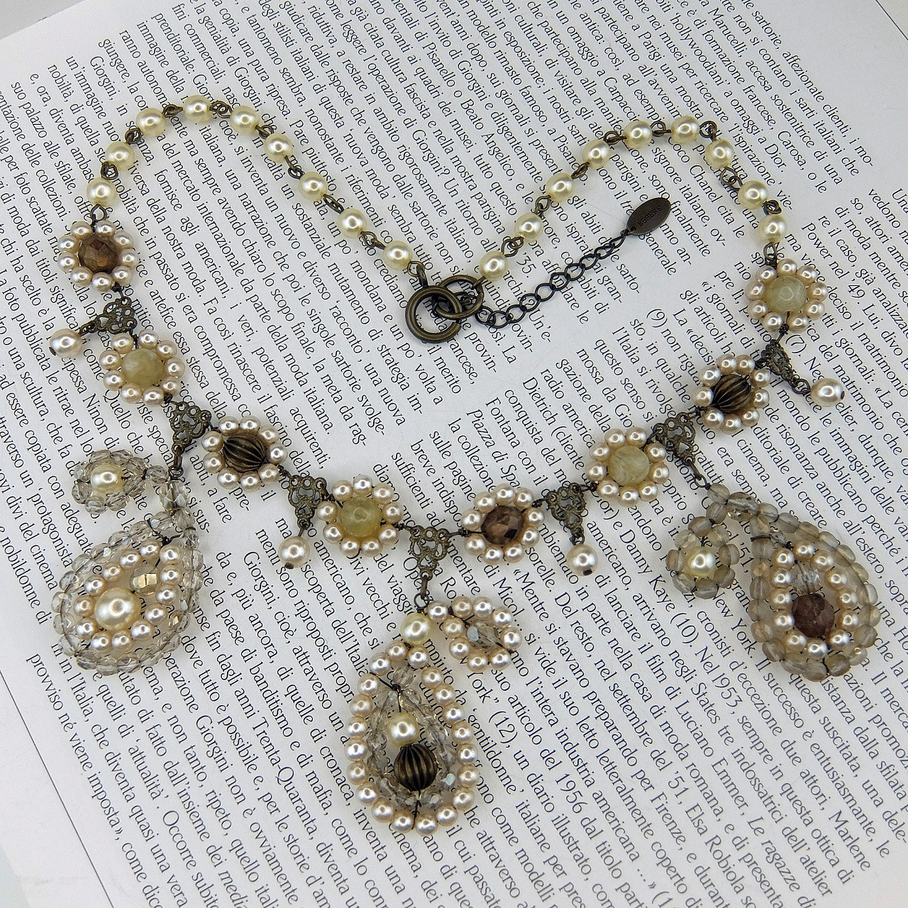 パールとチェコビーズのペイズリーモチーフのネックレス、ハンドメイド ペイズリーショートネックレス、イタリア製