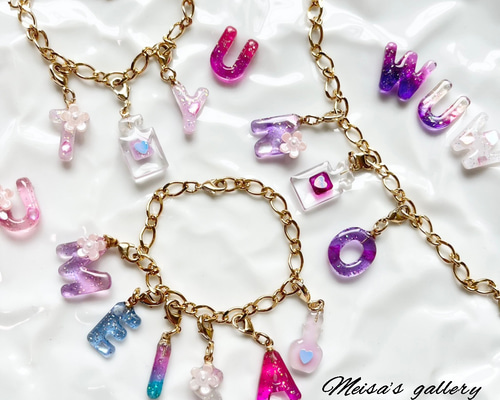 イニシャルキーホルダー レジン バッグチャーム ブレスレット デザイン