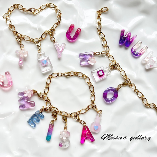 イニシャルキーホルダー レジン バッグチャーム ブレスレット デザイン 