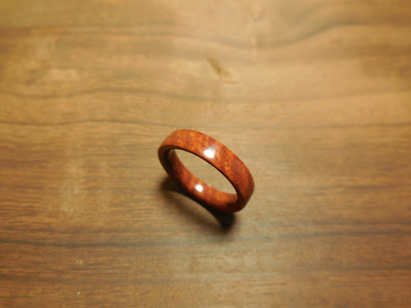 由收縮的榅桲製成的一件式戒指 第2張的照片