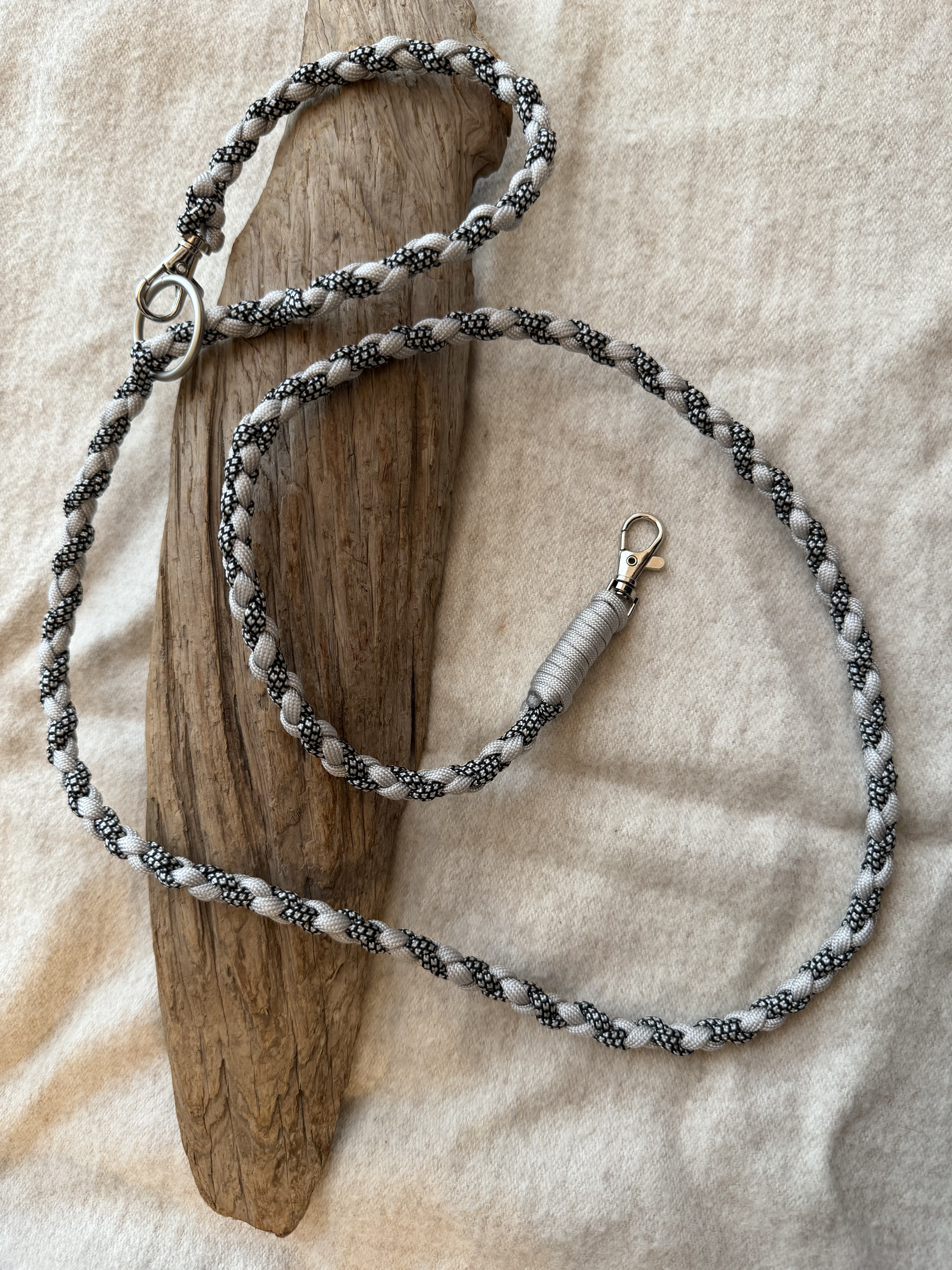 ワンちゃん♡パラコードリード　金具シルバー　gray