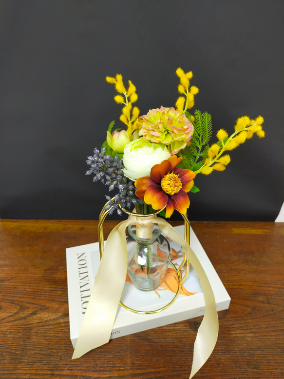 ミモザとラナンキュラスのミニブーケ ゴールドワイヤー花瓶セット ミックスカラー 1枚目の画像