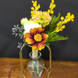 ミモザとラナンキュラスのミニブーケ ゴールドワイヤー花瓶セット ミックスカラー 2枚目の画像