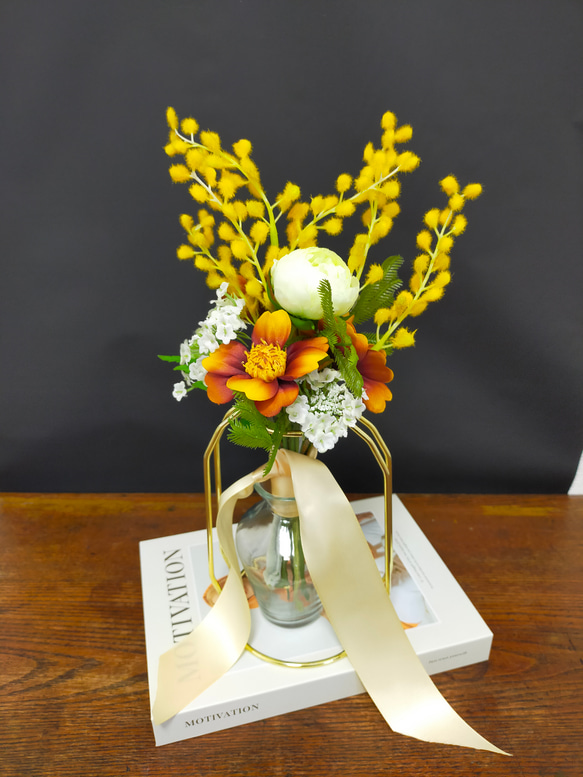 ミモザとマーガレットのミニブーケ ゴールドワイヤー花瓶セット クリームカラー 1枚目の画像