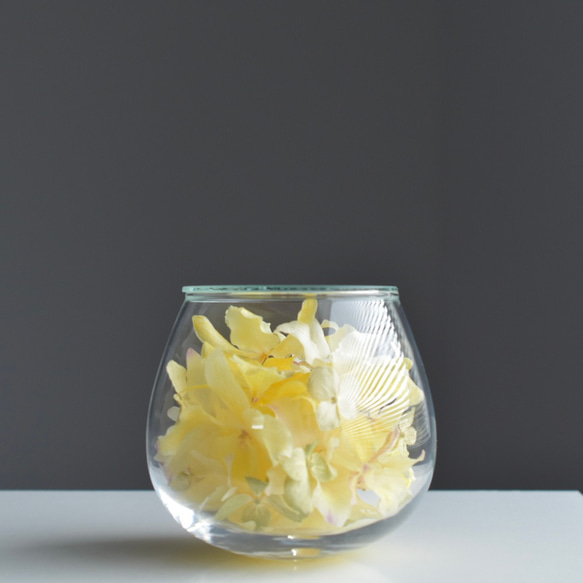 Lemio-レミオ- 蘭と紫陽花の小さな金のドライフラワー　ガラスドーム 【一点モノ】 1枚目の画像