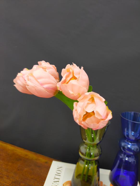 サーモンピンクのチューリップとアート花瓶のセット アーティフィシャルフラワー 3枚目の画像