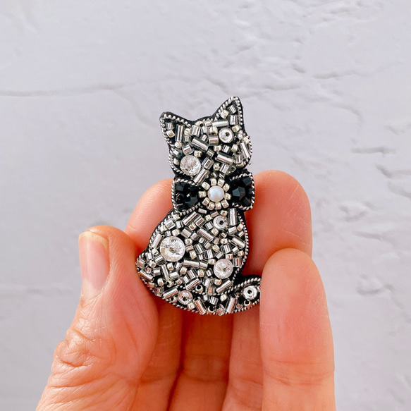 「大人可愛い♡キラキラ猫ブローチ」クリスタル：クリア透明・リボン：ブラック・ビーズ刺繍　 1枚目の画像
