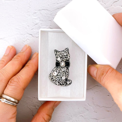 「大人可愛い♡キラキラ猫ブローチ」クリスタル：クリア透明・リボン：ブラック・ビーズ刺繍　 7枚目の画像