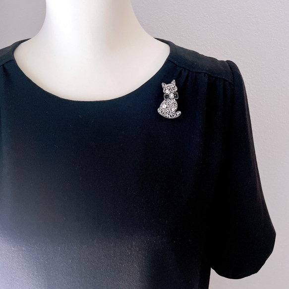 「大人可愛い♡キラキラ猫ブローチ」クリスタル：クリア透明・リボン：ブラック・ビーズ刺繍　 2枚目の画像