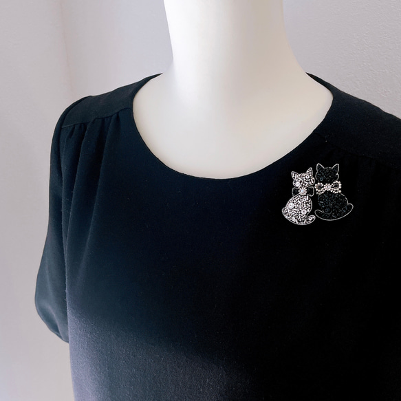 「大人可愛い♡キラキラ猫ブローチ」クリスタル：クリア透明・リボン：ブラック・ビーズ刺繍　 5枚目の画像
