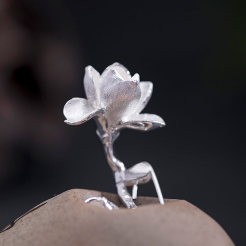 木蓮の花のシルバーブローチ:美しさを身に着けるアクセサリー 木蓮の花のシルバーブローチ:美しさを身に着けるアクセサリー