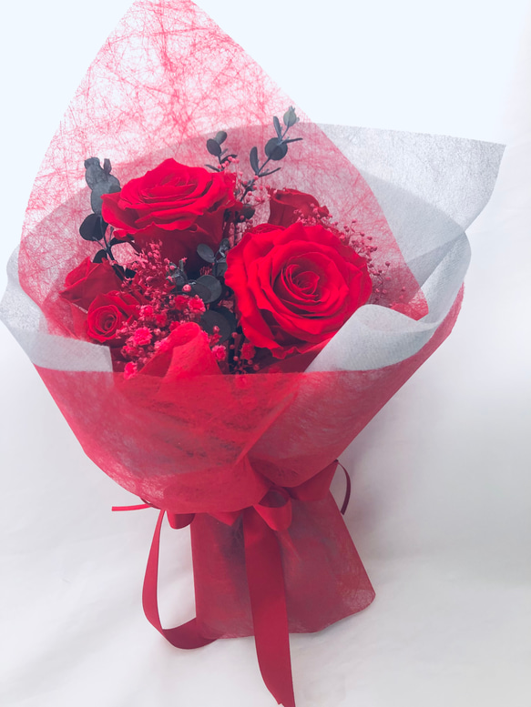 プリザーブドフラワー赤薔薇とミニ薔薇とかすみ草のふんわり花束