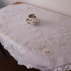 ドイツの手仕事/ニュアンスカラーの可愛いお花の手刺繍・シャドウステッチ テーブルクロス 5枚目の画像