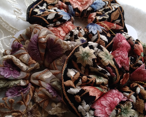 ハンドメイドシュシュM-4014♡マスタードジョーゼット♡インド刺繍リボン付♡ ハンドメイドシュシュM-4014♡マスタードジョーゼット♡インド刺繍