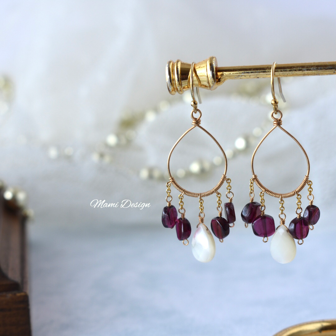 14KGF ホワイトシェルとガーネットのドロップラインピアス