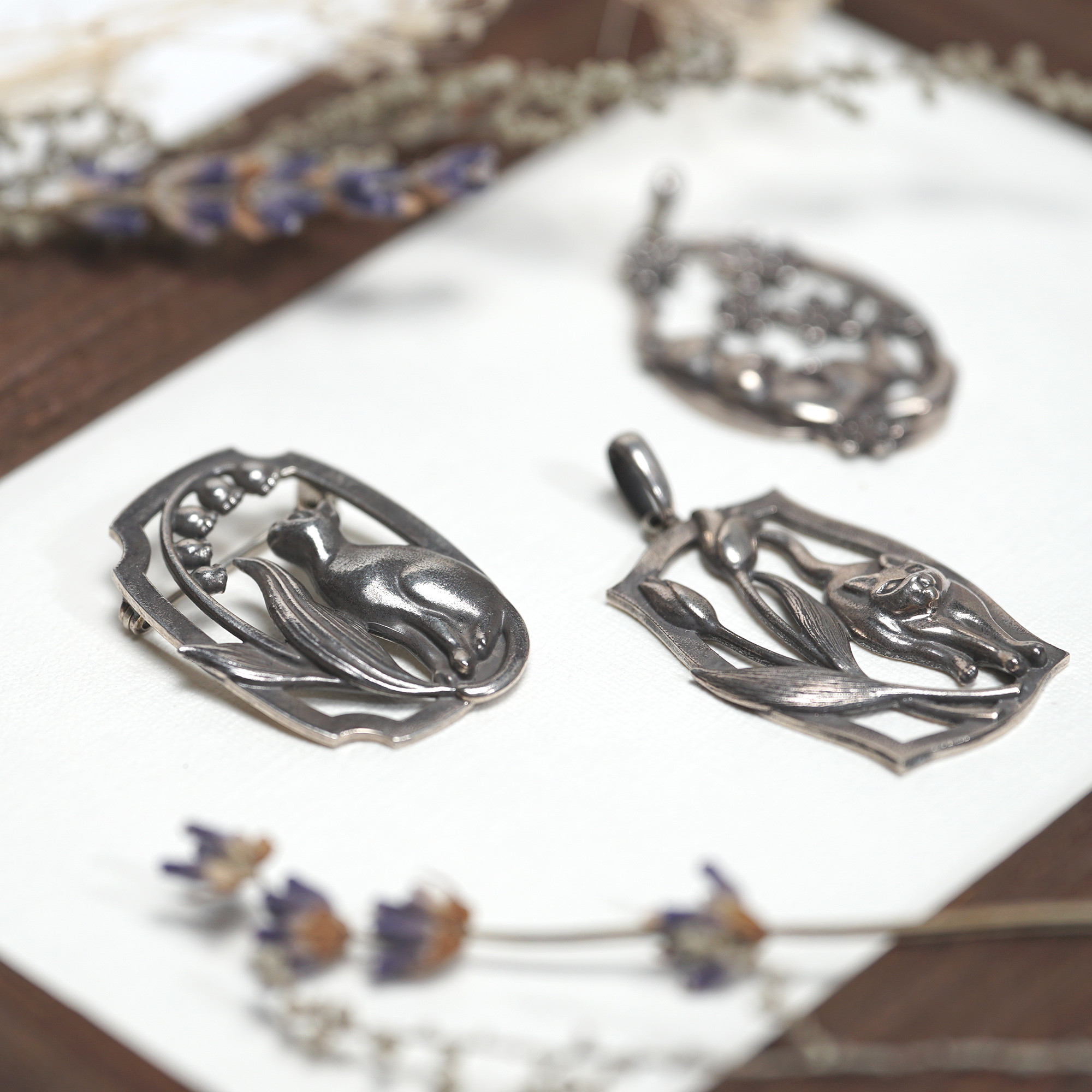 季節の花と猫のペンダント チューリップ スズラン サクラ