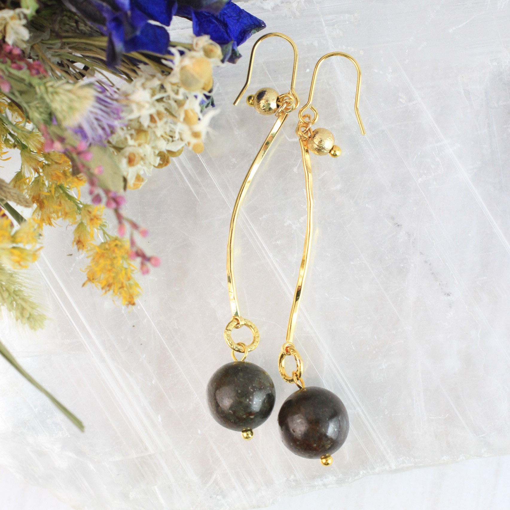 【流れ星☆彡】天然隕石　揺れる耳飾り