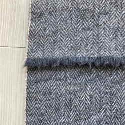 ラムウール×カシミア マフラー ダークグレー×ベージュ 168cm ヘリンボーン ハンドメイド 手織り 機織り機 1枚目の画像
