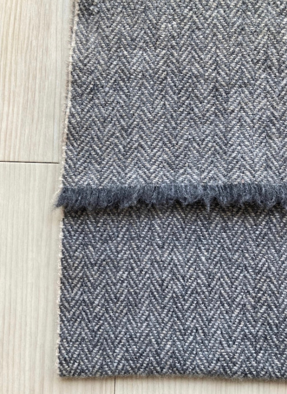 ラムウール×カシミア マフラー ダークグレー×ベージュ 168cm ヘリンボーン ハンドメイド 手織り 機織り機 1枚目の画像