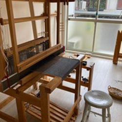 ラムウール×カシミア マフラー ダークグレー×ベージュ 168cm ヘリンボーン ハンドメイド 手織り 機織り機 4枚目の画像
