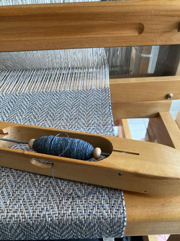 ラムウール×カシミア マフラー ダークグレー×ベージュ 168cm ヘリンボーン ハンドメイド 手織り 機織り機 3枚目の画像