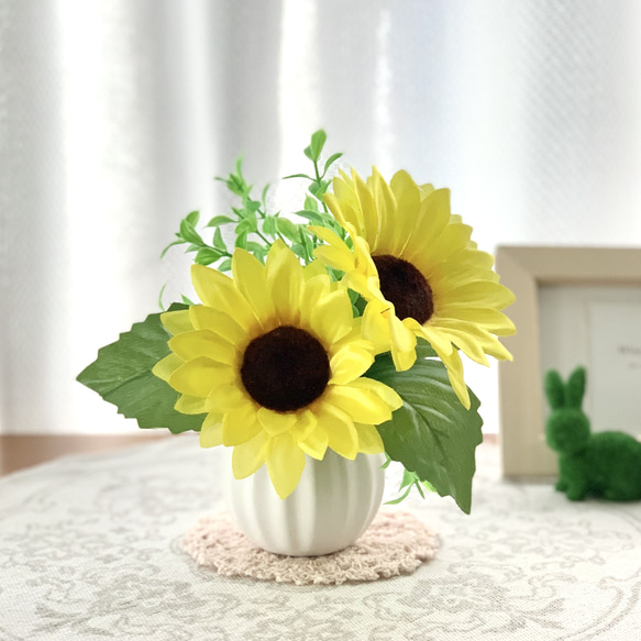 春夏秋冬の花《桜・ひまわり・秋桜・ポインセチア》➕グリーン➕花器のアレンジセット◇造花◇一輪挿し 4枚目の画像