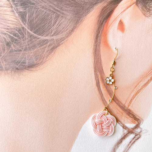 桜チャームと水引きのアシンメトリーピアス ピアス（フック・チェーン  