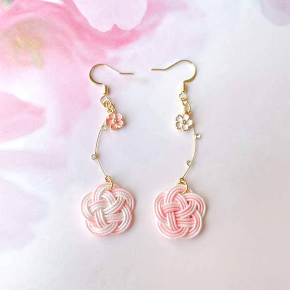 桜チャームと水引きのアシンメトリーピアス ピアス（フック・チェーン  