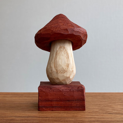 木彫り きのこ 置物 オブジェ（木材：パドウク/ホワイトアッシュ）（No.T1025） 1枚目の画像