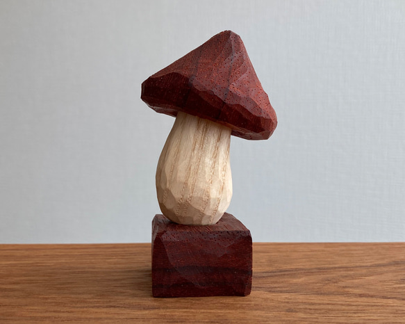木彫り きのこ 置物 オブジェ（木材：パドウク/ホワイトアッシュ）（No.T1025） 2枚目の画像