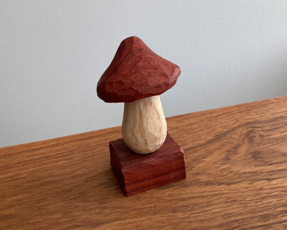 木彫り きのこ 置物 オブジェ（木材：パドウク/ホワイトアッシュ）（No.T1025） 5枚目の画像
