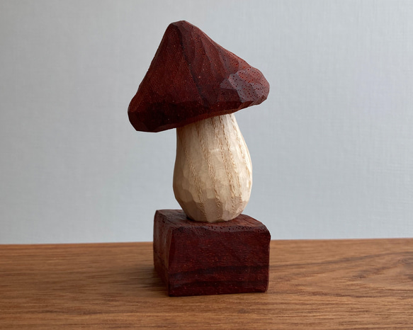木彫り きのこ 置物 オブジェ（木材：パドウク/ホワイトアッシュ）（No.T1025） 4枚目の画像