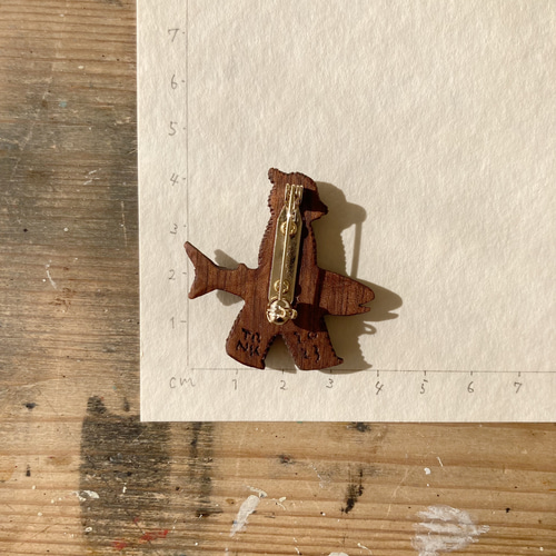 チンアナゴ　木彫ブローチ等 しゃけくま｜ウォルナットの木彫りブローチ（受注制作）【ご注文から1