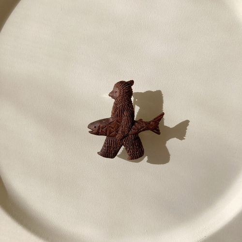 しゃけくま｜ウォルナットの木彫りブローチ（受注制作）【ご注文から1