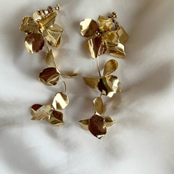 ブライダルピアス 結婚式　花嫁 ブライダルイヤリング 真鍮ピアス ウェディング ブライダル　ゴールドフラワーピアス 2枚目の画像