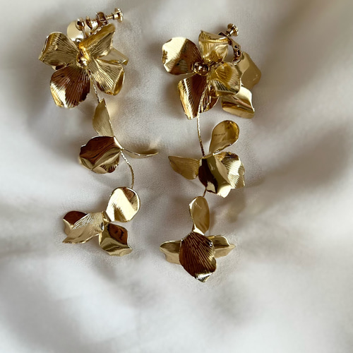 大きなお花のピアス　結婚式　ゴールド　真鍮　フラワーピアス　ゴールドピアス 楽天市場】ゴールド フラワー 花 ピアス 4連 揺れる