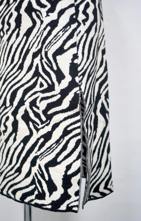 Zebra Slit Knit Skirt (white) ロングスカート ゼブラ柄 白黒  カジュアル 8枚目の画像