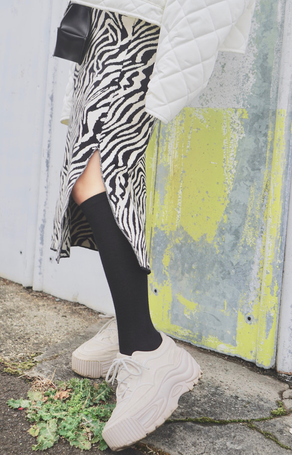 Zebra Slit Knit Skirt (white) ロングスカート ゼブラ柄 白黒  カジュアル 3枚目の画像