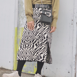 Zebra Slit Knit Skirt (white) ロングスカート ゼブラ柄 白黒  カジュアル 2枚目の画像