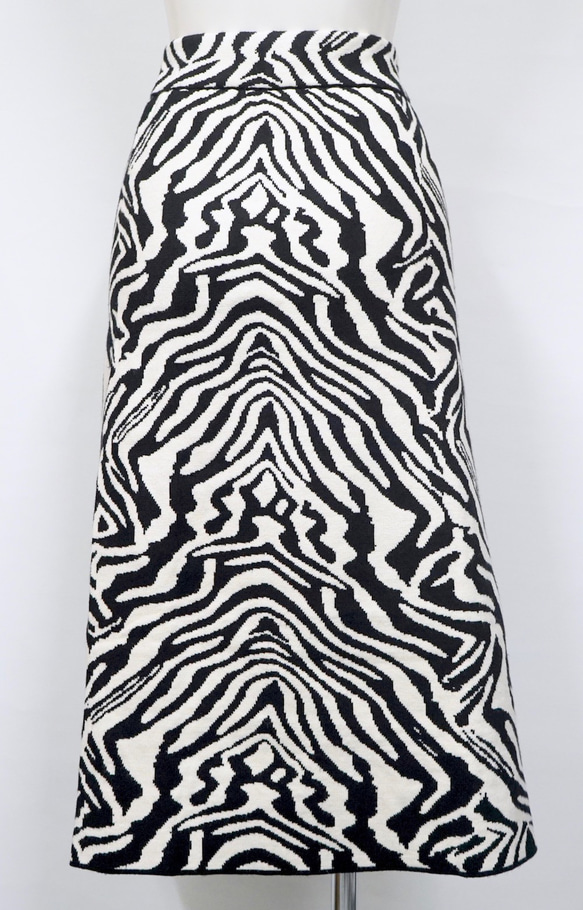 Zebra Slit Knit Skirt (white) ロングスカート ゼブラ柄 白黒  カジュアル 10枚目の画像