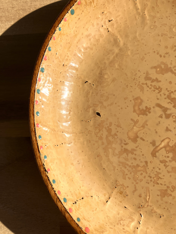 〈春色〉うるし塗りの取り皿　国産樺材  直径約17cm　香(こう)色 3枚目の画像
