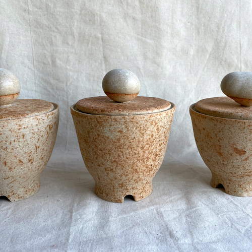 白い陶器のつぼ型容器 白い陶器のつぼ型容器