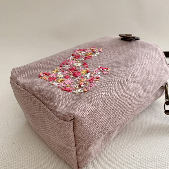 NEW＊ 欲張りなスマホポシェット・刺繍　花猫　くすみピンク　ペットボトル・長財布OK！（巾着ポシェット・巾着ショルダー 6枚目の画像