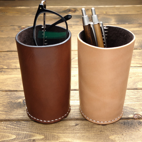小物入れ 栃(トチ) 幅11cm 高20.7cm 円筒形 茶筒型 手作り 超銘木 極上栃木レザー】総手縫い 筒型ペン立て・メガネ立て その他インテリア
