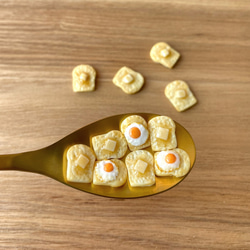 【ミニチュアフード】バターと目玉焼きトーストのピアス　イヤリング 4枚目の画像