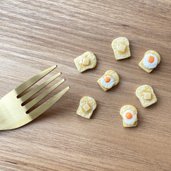 【ミニチュアフード】バターと目玉焼きトーストのピアス　イヤリング 7枚目の画像
