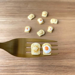【ミニチュアフード】バターと目玉焼きトーストのピアス　イヤリング 3枚目の画像