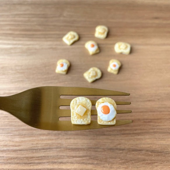 【ミニチュアフード】バターと目玉焼きトーストのピアス　イヤリング 3枚目の画像